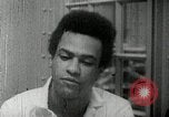 Standbild Huey Newton P Oakland California USA, 1968, aus Sekunde 34 historischem Filmmaterial Videoclip 65675029940