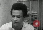 Standbild Huey Newton P Oakland California USA, 1968, aus Sekunde 40 historischem Filmmaterial Videoclip 65675029940