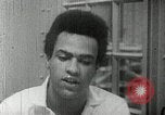 Standbild Huey Newton P Oakland California USA, 1968, aus Sekunde 48 historischem Filmmaterial Videoclip 65675029940
