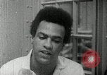Standbild Huey Newton P Oakland California USA, 1968, aus Sekunde 50 historischem Filmmaterial Videoclip 65675029940