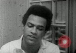 Standbild Huey Newton P Oakland California USA, 1968, aus Sekunde 51 historischem Filmmaterial Videoclip 65675029940