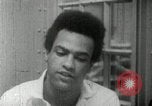 Standbild Huey Newton P Oakland California USA, 1968, aus Sekunde 52 historischem Filmmaterial Videoclip 65675029940