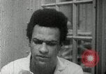 Standbild Huey Newton P Oakland California USA, 1968, aus Sekunde 54 historischem Filmmaterial Videoclip 65675029940