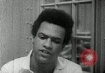 Standbild Huey Newton P Oakland California USA, 1968, aus Sekunde 55 historischem Filmmaterial Videoclip 65675029940