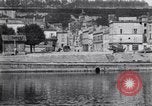 Immagine di prima guerra mondiale ha distrutto il ponte sul fiume Chateau-Thierry Francia, 1918, secondo 1 filmato di repertorio 65675029962