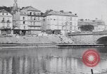 Immagine di prima guerra mondiale ha distrutto il ponte sul fiume Chateau-Thierry Francia, 1918, secondo 26 filmato di repertorio 65675029962