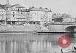 Immagine di prima guerra mondiale ha distrutto il ponte sul fiume Chateau-Thierry Francia, 1918, secondo 27 filmato di repertorio 65675029962
