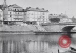 Immagine di prima guerra mondiale ha distrutto il ponte sul fiume Chateau-Thierry Francia, 1918, secondo 28 filmato di repertorio 65675029962