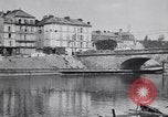 Immagine di prima guerra mondiale ha distrutto il ponte sul fiume Chateau-Thierry Francia, 1918, secondo 30 filmato di repertorio 65675029962