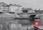 Immagine di prima guerra mondiale ha distrutto il ponte sul fiume Chateau-Thierry Francia, 1918, secondo 31 filmato di repertorio 65675029962