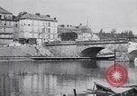 Immagine di prima guerra mondiale ha distrutto il ponte sul fiume Chateau-Thierry Francia, 1918, secondo 33 filmato di repertorio 65675029962