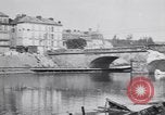 Immagine di prima guerra mondiale ha distrutto il ponte sul fiume Chateau-Thierry Francia, 1918, secondo 34 filmato di repertorio 65675029962