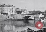 Immagine di prima guerra mondiale ha distrutto il ponte sul fiume Chateau-Thierry Francia, 1918, secondo 35 filmato di repertorio 65675029962