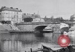 Immagine di prima guerra mondiale ha distrutto il ponte sul fiume Chateau-Thierry Francia, 1918, secondo 36 filmato di repertorio 65675029962