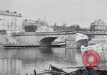 Immagine di prima guerra mondiale ha distrutto il ponte sul fiume Chateau-Thierry Francia, 1918, secondo 38 filmato di repertorio 65675029962