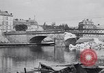 Immagine di prima guerra mondiale ha distrutto il ponte sul fiume Chateau-Thierry Francia, 1918, secondo 40 filmato di repertorio 65675029962