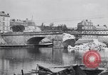 Immagine di prima guerra mondiale ha distrutto il ponte sul fiume Chateau-Thierry Francia, 1918, secondo 41 filmato di repertorio 65675029962