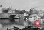 Immagine di prima guerra mondiale ha distrutto il ponte sul fiume Chateau-Thierry Francia, 1918, secondo 42 filmato di repertorio 65675029962