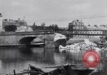 Immagine di prima guerra mondiale ha distrutto il ponte sul fiume Chateau-Thierry Francia, 1918, secondo 43 filmato di repertorio 65675029962
