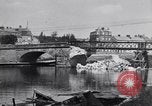Immagine di prima guerra mondiale ha distrutto il ponte sul fiume Chateau-Thierry Francia, 1918, secondo 44 filmato di repertorio 65675029962