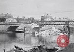 Immagine di prima guerra mondiale ha distrutto il ponte sul fiume Chateau-Thierry Francia, 1918, secondo 45 filmato di repertorio 65675029962