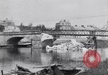 Immagine di prima guerra mondiale ha distrutto il ponte sul fiume Chateau-Thierry Francia, 1918, secondo 46 filmato di repertorio 65675029962