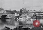Immagine di prima guerra mondiale ha distrutto il ponte sul fiume Chateau-Thierry Francia, 1918, secondo 47 filmato di repertorio 65675029962