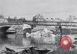 Immagine di prima guerra mondiale ha distrutto il ponte sul fiume Chateau-Thierry Francia, 1918, secondo 48 filmato di repertorio 65675029962