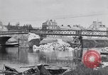 Immagine di prima guerra mondiale ha distrutto il ponte sul fiume Chateau-Thierry Francia, 1918, secondo 49 filmato di repertorio 65675029962