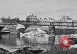 Immagine di prima guerra mondiale ha distrutto il ponte sul fiume Chateau-Thierry Francia, 1918, secondo 50 filmato di repertorio 65675029962