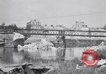 Immagine di prima guerra mondiale ha distrutto il ponte sul fiume Chateau-Thierry Francia, 1918, secondo 52 filmato di repertorio 65675029962