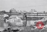 Immagine di prima guerra mondiale ha distrutto il ponte sul fiume Chateau-Thierry Francia, 1918, secondo 53 filmato di repertorio 65675029962