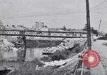 Immagine di prima guerra mondiale ha distrutto il ponte sul fiume Chateau-Thierry Francia, 1918, secondo 60 filmato di repertorio 65675029962
