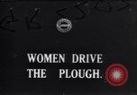 Immagine di Donne azionare i trattori Regno Unito, 1917, secondo 1 filmato di repertorio 65675029972