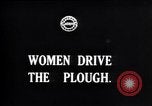Immagine di Donne azionare i trattori Regno Unito, 1917, secondo 3 filmato di repertorio 65675029972
