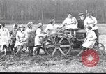 Immagine di Donne azionare i trattori Regno Unito, 1917, secondo 4 filmato di repertorio 65675029972