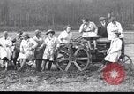 Immagine di Donne azionare i trattori Regno Unito, 1917, secondo 5 filmato di repertorio 65675029972