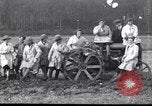 Immagine di Donne azionare i trattori Regno Unito, 1917, secondo 6 filmato di repertorio 65675029972