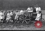 Immagine di Donne azionare i trattori Regno Unito, 1917, secondo 7 filmato di repertorio 65675029972