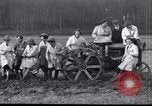 Immagine di Donne azionare i trattori Regno Unito, 1917, secondo 8 filmato di repertorio 65675029972