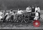 Immagine di Donne azionare i trattori Regno Unito, 1917, secondo 9 filmato di repertorio 65675029972