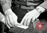 Standbild Fingerprint Detection United States USA, 1942, aus Sekunde 13 historischem Filmmaterial Videoclip 65675029982