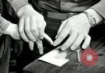 Standbild Fingerprint Detection United States USA, 1942, aus Sekunde 16 historischem Filmmaterial Videoclip 65675029982