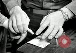 Standbild Fingerprint Detection United States USA, 1942, aus Sekunde 18 historischem Filmmaterial Videoclip 65675029982