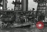 Image Réparations effectuées après l'attaque de Pearl Harbour Pearl Harbor Hawaii USA, 1941, de la seconde 36 séquences d'archives historiques vidéo 65675029994