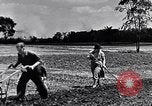 Immagine di Giardino dei lavoratori Dearborn Michigan USA, 1946, secondo 17 filmato di repertorio 65675030015