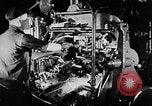 Immagine di Linea di assemblaggio in produzione Dearborn Michigan USA, 1946, secondo 15 filmato di repertorio 65675030017