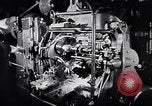 Immagine di Linea di assemblaggio in produzione Dearborn Michigan USA, 1946, secondo 32 filmato di repertorio 65675030017
