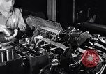 Immagine di Linea di assemblaggio in produzione Dearborn Michigan USA, 1946, secondo 36 filmato di repertorio 65675030017