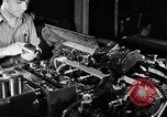 Immagine di Linea di assemblaggio in produzione Dearborn Michigan USA, 1946, secondo 40 filmato di repertorio 65675030017